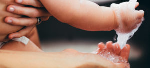 Herzitalia.it | Mamma lava mani al proprio figlio senza paura che l'acqua scotti grazie alla presenza dei miscelatori termostatici
