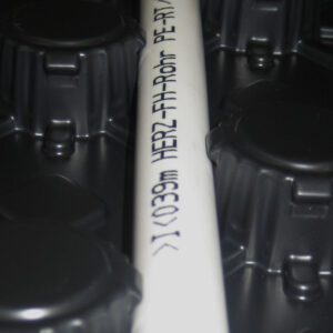 Herzitalia.it | Dettaglio bugna e perfetto incastro tubo nel pannello radiante Herz PaviPower
